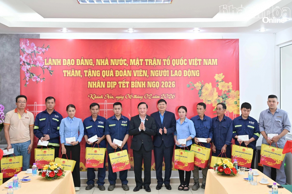 Lãnh đạo trao quà tết tại Vina Nha Trang